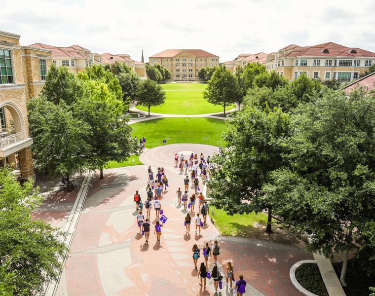 New students arrive for orientation in the TCU Campus Commons
