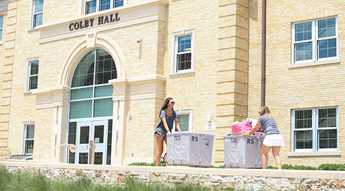 Students on move-in day outside of Colby Hall 
